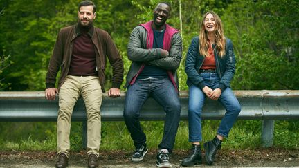 Laurent Lafitte, Omar Sy et Izïa Higelin fdans "Loin du Périph" de&nbsp;Louis Leterrier (2022) (NETFLIX)