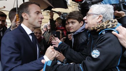 Emmanuel Macron échange avec une habitante de Charleville-Mézières (Ardennes), le 7 novembre 2018.&nbsp; (PHILIPPE WOJAZER / AFP)