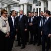 Les ténors des Républicains entourent le Premier ministre, Michel Barnier, à Annecy (Savoie), le 12 septembre 2024. (JEFF PACHOUD / AFP)