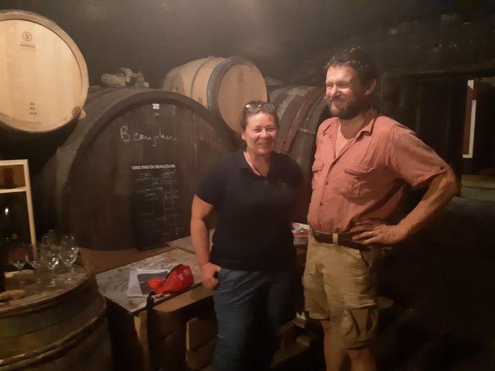 Nadège et Emmanuel Fellot, vignerons en Beaujolais, ont contribué à la mise en place d'un kit pour les vendangeurs. (GUILLAUME  GAVEN / FRANCE-INFO)