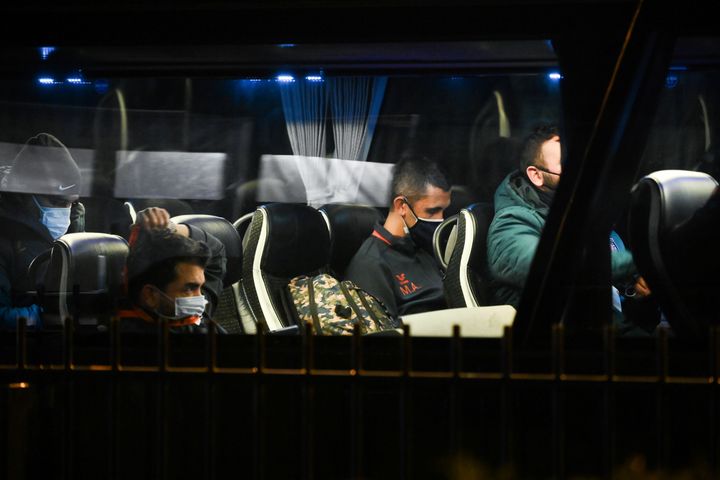 Les joueurs du club turc de&nbsp;Basaksehir dans le bus qui les ramène à l'hôtel, le 8 décembre 2020 à Paris. (FRANCK FIFE / AFP)