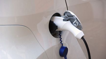 Une voiture électrique se recharge.&nbsp; (SEBASTIEN JARRY / MAXPPP)