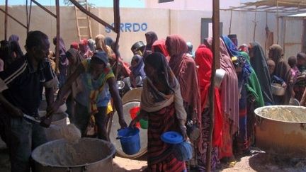 File d'attente de personnes déplacées attendant une ration alimentaire dans un centre d'alimentation le 17 octobre 2011. Des milliers de personnes fuient de graves sécheresses qui ont frappé le sud de la Somalie.La Somalie est le plus touché de plusieurs pays d'Afrique de l'Est touchées par la pire sécheresse des régions depuis des décennies (AFP PHOTO/Mohamed Abdiwahab)
