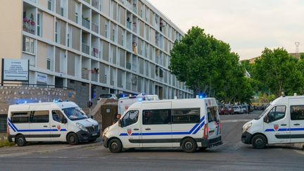 Des camions de police dans la cité du Castellas, à Marseille, le 16 juin 2022. (MAXPPP)