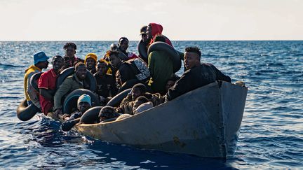 Des migrants se préparent à monter à bord du navire de sauvetage "Rise Above", le 3 novembre 2022, au large de la Sicile (Italie). (SEVERINE KPOTI / MISSION LIFELINE / AFP)