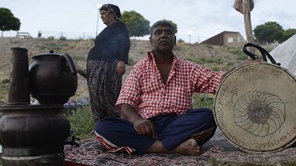 Pour les joueurs de tambour, cette activité est aussi une source de revenus non-négligeable auxquelles participent parfois certaines associations religieuses.

A la fin du mois de jeûne, la grande majorité des musiciens retournent voir les habitants des quartiers qu’ils ont traversés pour obtenir un pourboire bien mérité. (AFP / Evrim Aydin / Anadolu Agency)