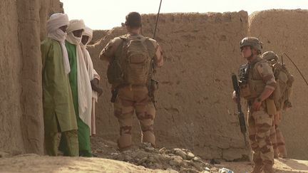 La junte militaire au pouvoir au Mali a ordonné lundi 31 janvier l'expulsion de l'ambassadeur de France. Il doit quitter le pays dans les 72 heures. (FRANCE 3)