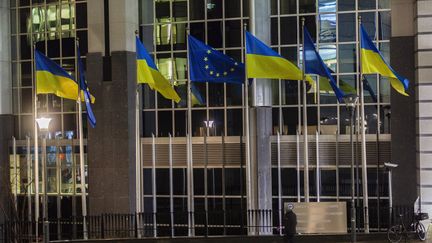 Les drapeaux Ukrainien et Européen devant le Parlement européen à Bruxelles, le 28 février 2022. (NICOLAS LANDEMARD / LE PICTORIUM / MAXPPP)