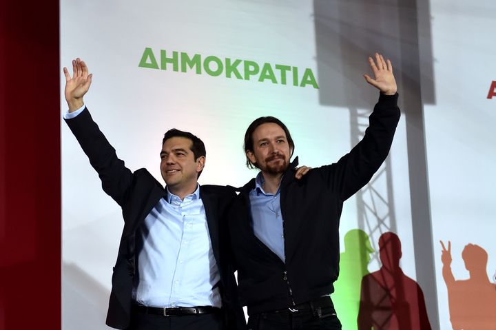 Alexis Tsipras (Syriza) et Pablo Iglesias (Podemos) saluent leurs partisans lors d'un meeting de campagne le 22 janvier 2015 &agrave; Ath&egrave;nes (Gr&egrave;ce). (ARIS MESSINIS / AFP)