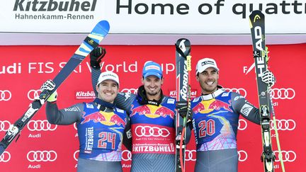  Les Français Valentin Giraud Moine (à gauche) et Johan Clarey, respectivement 2e et 3e de la descente de Kitzbühel, gagnée par l'Italien Dominik Paris (au centre). (HERBERT NEUBAUER / APA)