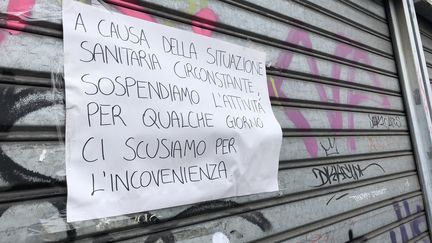 La devanture close d'un restaurant à Milan (Italie), fermé en raison de l'épidémie de coronavirus, le 5 mars 2020. (MAIRO CINQUETTI / NURPHOTO)