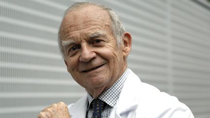 Le professeur Alain Carpentier, concepteur du c&oelig;ur artificiel Carmat, pose &agrave; l'h&ocirc;pital Georges-Pompidou de Paris, le 21 d&eacute;cembre 2013. (MAXPPP)