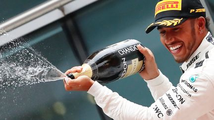 Le pilote Lewis Hamilton fête sa victoire au Grand Prix de F1 de Chine, le 9 avril 2017, à Shanghai (Chine). (ALY SONG / REUTERS)