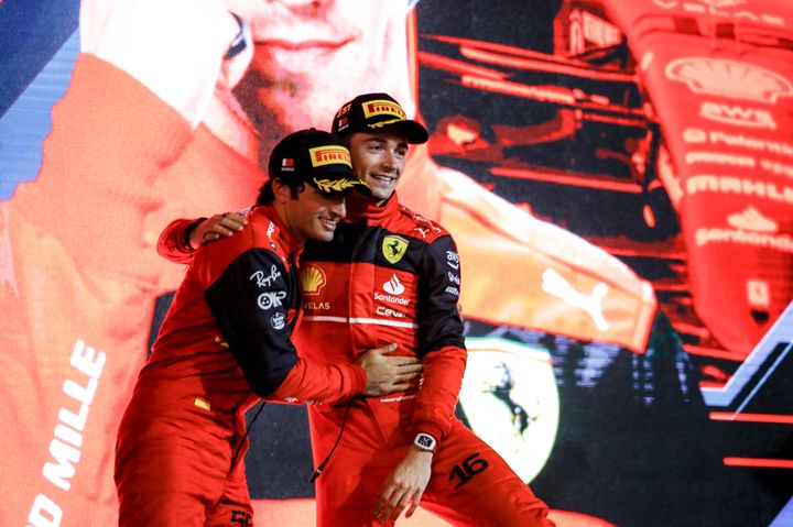 La joie de Charles Leclerc et Carlos Sainz sur le podium du GP de Bahreïn, dimanche 20 mars 2022. (XAVI BONILLA / XAVI BONILLA / AFP)