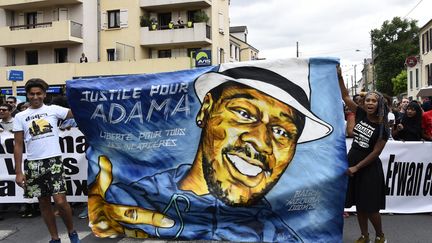 Une marche pour réclamer "justice pour Adama" Traoré, mort lors de son interpellation par les gendarmes dans le Val-d'Oise en 2016. (BERTRAND GUAY / AFP)