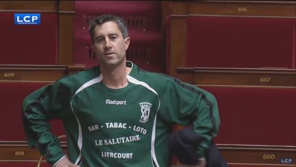 François Ruffin à l'Assemblée, le 7 décembre, avec un maillot du club de football&nbsp;d'Eaucourt-sur-Somme. (CAPTURE D'ECRAN LCP)