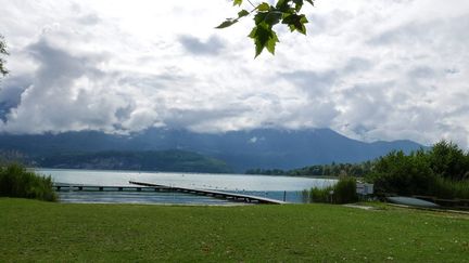 La perturbation orageuse qui traverse la Haute-Savoie a mis en difficultés trois parapentistes au-dessus du lac d'Annecy. (MAXPPP)