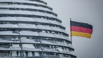 Dôme enneigé du Reichstag, où la commission du budget organise une audition publique sur le budget supplémentaire pour 2023, le 5 décembre 2023. (KAY NIETFELD / DPA/picture-alliance/Newscom/MaxPPP)