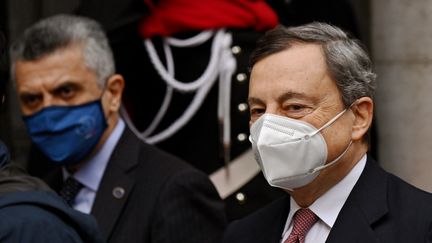 Le nouveau&nbsp;Premier ministre&nbsp;italien&nbsp;Mario Draghi&nbsp;arrive au Sénat, le 17 février 2021 à&nbsp;Rome.&nbsp;&nbsp;Il a appelé à "reconstruire" le pays frappé de plein fouet par la crise sanitaire et économique.&nbsp;&nbsp; (ALBERTO PIZZOLI / AFP)