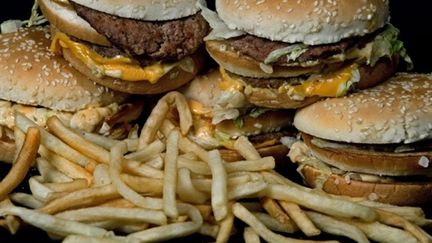 Hamburgers et frites, dans un McDonald's (AFP/PAUL J. RICHARDS)