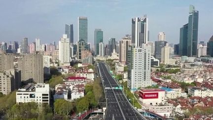 En Chine, Pékin a été obligée d'alléger ses mesures de restriction pour lutter contre le Covid-19, face à la fronde populaire. À Shanghai, les 26 millions d'habitants de la ville ne sont même plus autorisés à sortir de chez eux pour s'acheter à manger.&nbsp;&nbsp; (France 3)