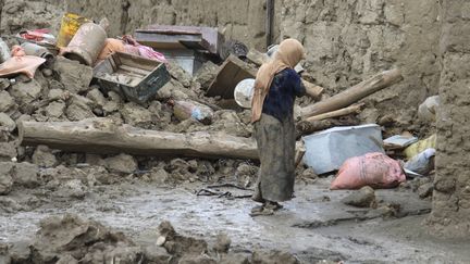 Une femme devant sa maison dévastée par des inondations subites dans la province de Logar (Afghanistan), le 21 août 2022.&nbsp; (SHAFIULLAH ZWAK / AP / SIPA)