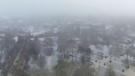 En Charente-Maritime, le fleuve a débordé et inondé de nombreuses communes comme celle de Saintes. Les habitants constatent les dégâts et se demandent s’ils pourront fêter Noël chez eux. (franceinfo)