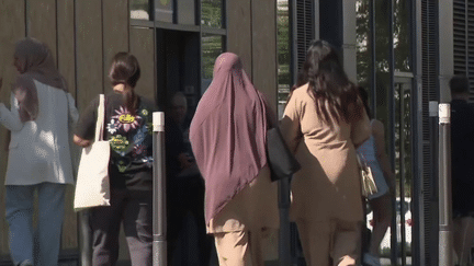 Écoles : une rentrée sous surveillance avec l’interdiction du port de l’abaya (France 2)