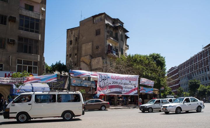 Au Caire, des bannières installées dans les lieux public appellent les électeurs à dire oui au référendum. Photo prise le 12 avril 2019.&nbsp; (CHINE NOUVELLE/SIPA / XINHUA)