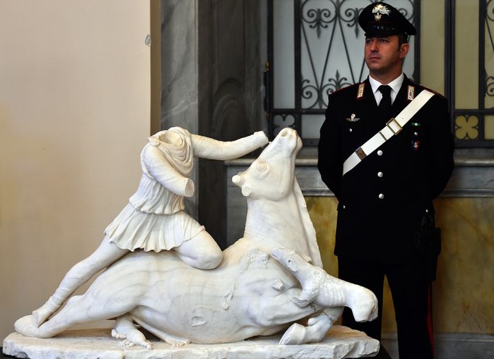 La statue retrouvée par les Carabiniers le 27 mars.
 (GABRIEL BOUYS / AFP)