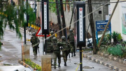 Des soldats kenyans patrouillant, mardi 24 septembre, &agrave; l'ext&eacute;rieur du centre commercial pris d'assaut &agrave; Nairobi (Kenya). ( MAXPPP)