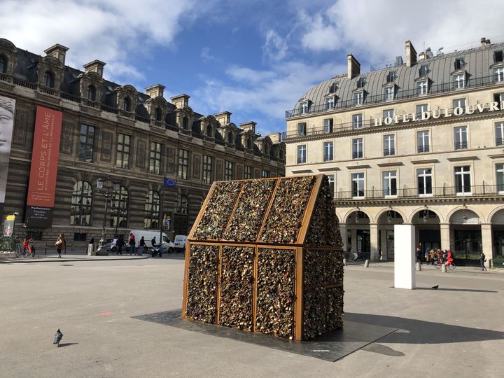 "Chez nous", oeuvre de Carmen Mariscal, au moment de son installation place du Palais-Royal, juste avant le confinement (mars 2020) (© CARMEN MARISCAL)