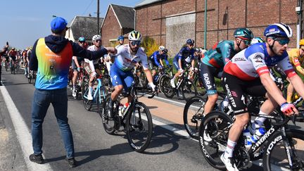 Anthony Turgis prend un bidon lors du premier ravitaillement de l'équipe TotalEnergies sur Paris-Roubaix 2023. (Hortense Leblanc)