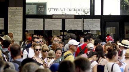 Les touristes attendent devant le site archéologique de Pompéi, suite à une grève, juillet 2015
 (Prima Pagina/AP/SIPA)