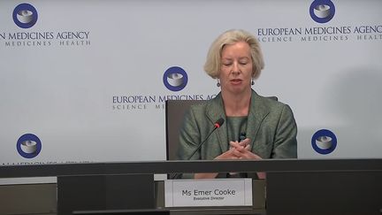 Emer Cooke, la directrice exécutive de l'Agence européenne des médicaments, lors de sa conférence de presse&nbsp;sur l'utilisation&nbsp;du vaccin d'AstraZeneca, le 18 mars 2021. (CAPTURE D'ÉCRAN)