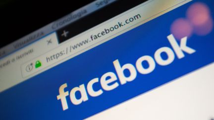 Le&nbsp;réseau social Facebook a fermé une vingtaine de pages italiennes contenant des fausses nouvelles et des contenus haineux. (ALBERTO PEZZALI / NURPHOTO)