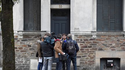 Des journalistes devant l'ancien domicile de Xavier Dupont De Ligonnès et de sa famille, le 12 octobre 2019, à Nantes.&nbsp; (SEBASTIEN SALOM-GOMIS / AFP)