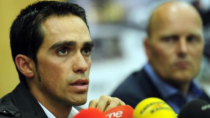 Le cycliste espagnol Alberto Contador lors d'une conf&eacute;rence de presse, le 7 f&eacute;vrier 2012 pr&egrave;s de Madrid (Espagne), apr&egrave;s l'annonce de sa suspension. (JAVIER SORIANO / AFP)