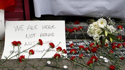  (Des fleurs devant le site de l'attentat avenue Istiklal © REUTERS / Osman Orsal)
