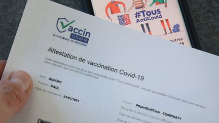 Une feuille d'attestation de vaccination contre le Covid-19. (Illustration).&nbsp; (JEAN-FRAN?OIS FREY / MAXPPP)