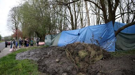 &nbsp; (A 10h jeudi, des agents de la police municipale ont déversé une quinzaine de tonnes de boue devant le camp © Maxppp)