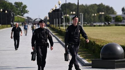 Des policiers armés de fusils anti-drones patrouillent dans la région de Moscou, en Russie, le 31 août 2023. (NATALIA KOLESNIKOVA / AFP)