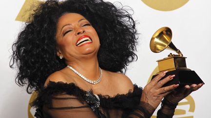 La chanteuse Diana Ross, ravie de repartir avec un Grammy r&eacute;compensant l'ensemble de sa carri&egrave;re. (LUCY NICHOLSON / REUTERS)