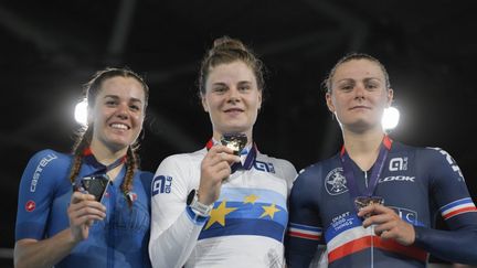 La Française Victoire Berteau (à droite),&nbsp;3e&nbsp;de la course aux points en cyclisme sur piste, aux côtés de la gagnante,&nbsp;Lotte Kopecky (centre) et de Silvia Zanardi,&nbsp;le 14 août 2022, aux Championnats européens de Munich (Allemagne). (JOHN MACDOUGALL / AFP)