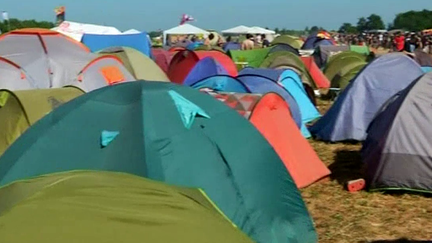 Chaque année au mois de juin, un village de tentes pousse dans les champs de Clisson.
 (France 3 Pays de la Loire)