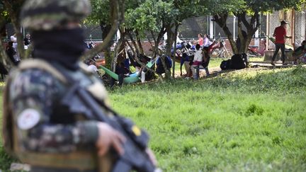 Des soldats de l'armée colombienne montent la garde suite à des affrontements entre groupes armés dans la municipalité de Tibu, le 18 janvier 2025. (SCHNEYDER MENDOZA / AFP)