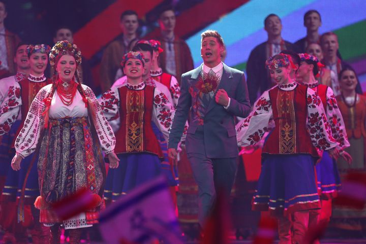 Le présentateur Volodymyr Ostapchuk, danse en compagnie de danseuses traditionnelles, sur la scène de la deuxième demi-finale de l'Eurovision, le 11 mai 2017 à Kiev (Ukraine). (MICHAEL CAMPANELLA / GETTY IMAGES EUROPE)