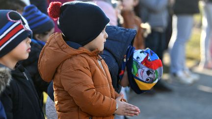 Des&nbsp;enfants ne portent pas le masque, dans une école maternelle de Brive, le 28 janvier 2022. (STEPHANIE PARA / MAXPPP)