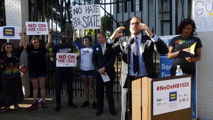 Des militants des droits humains manifestent contre une loi discriminatoire envers les homosexuels, devant la résidence du gouverneur du&nbsp;Mississippi, le 4 avril 2016. (ROGELIO V. SOLIS /AP / SIPA)