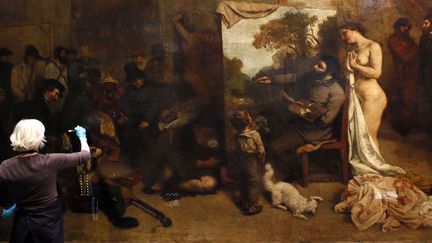 Le tableau de Courbet "L'Atelier du peintre", pendant la restauration (déc 2014)
 (PATRICK KOVARIK / AFP)